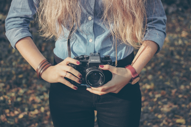 photographe-BARJOLS-min_hand-person-girl-woman-camera-photography-614-pxhere.com